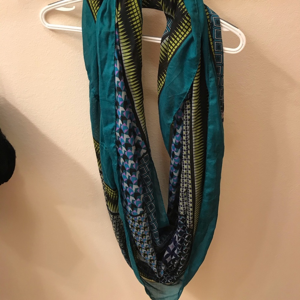 Patterned infinity scarf - Picture 2 of 4
